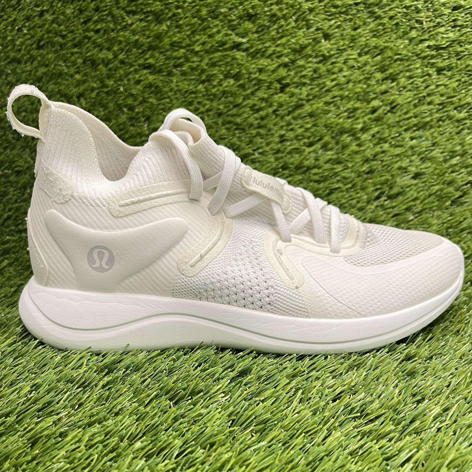 Lululemon Chargefeel Mid 2 Womens Size 7 White Athletic Workout Shoes Sneakers Lululemon Chargefeel Mid 2 Womens Size 7 White Athletic Workout Shoes Sneakers