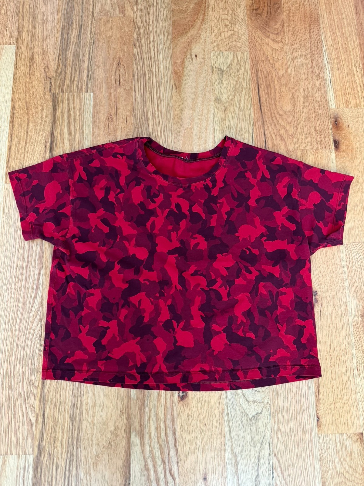 Lululemon Cates Tee Womens 8 Red Camo Bunny Lunar New Year Short Sleeve