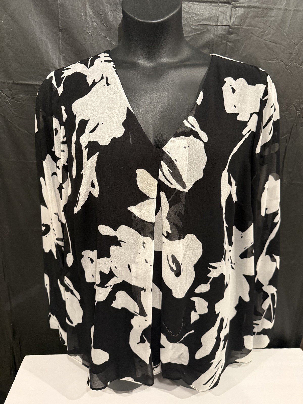Calvin Klein Black and White Floral Blouse with V-Neck size XL