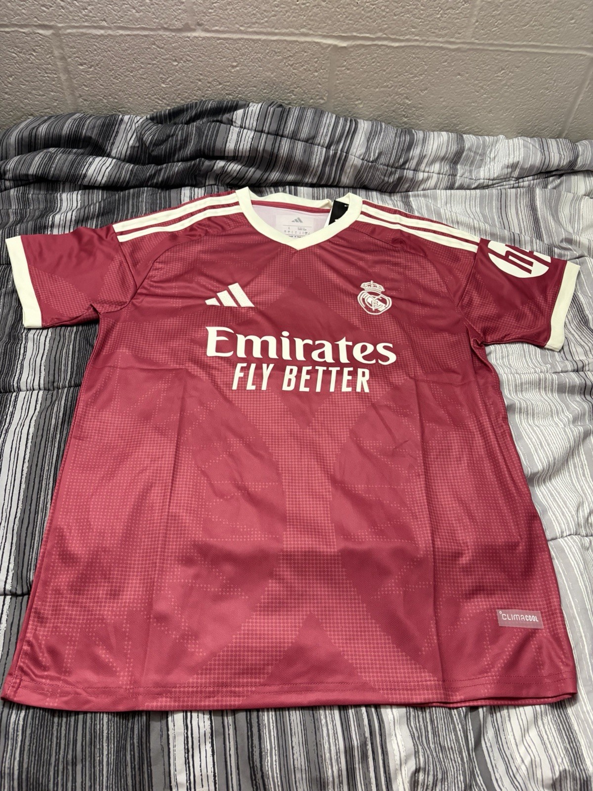 26/27 Real Madrid Pink Jersey Size L 26/27 Real Madrid Pink Jersey Size L
