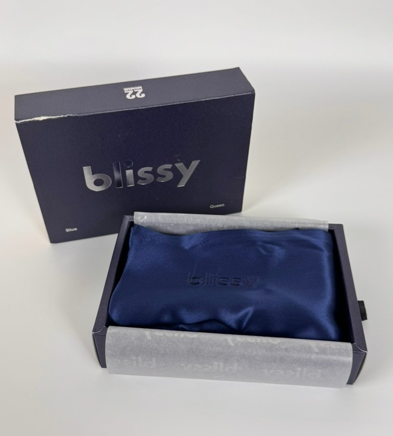 Blissy Blue Queen Silk Pillowcase 22-Momme New w/ Minimal Box Damage Blissy Blue Queen Silk Pillowcase 22-Momme New w/ Minimal Box Damage