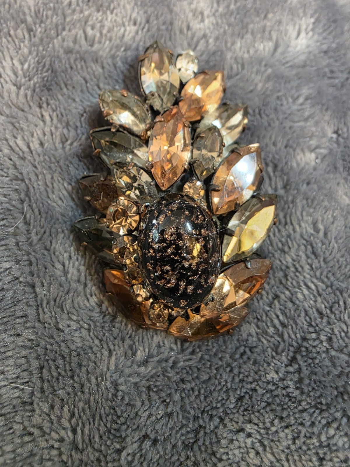 Vtg Unsigned Chocolate Glass Brooch Vtg Unsigned Chocolate Glass Brooch