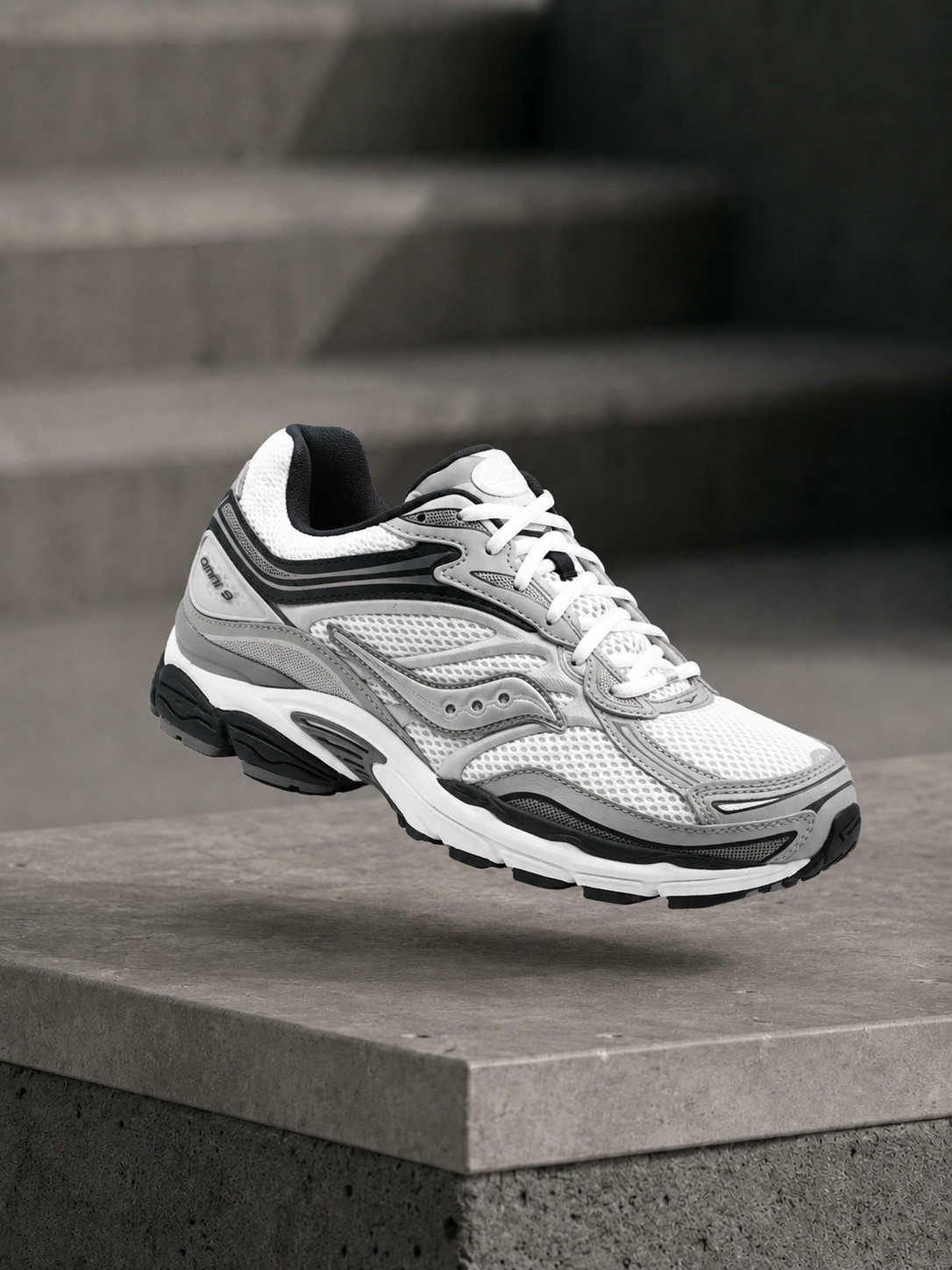 Saucony ProGrid Omni 9 - White / Grey