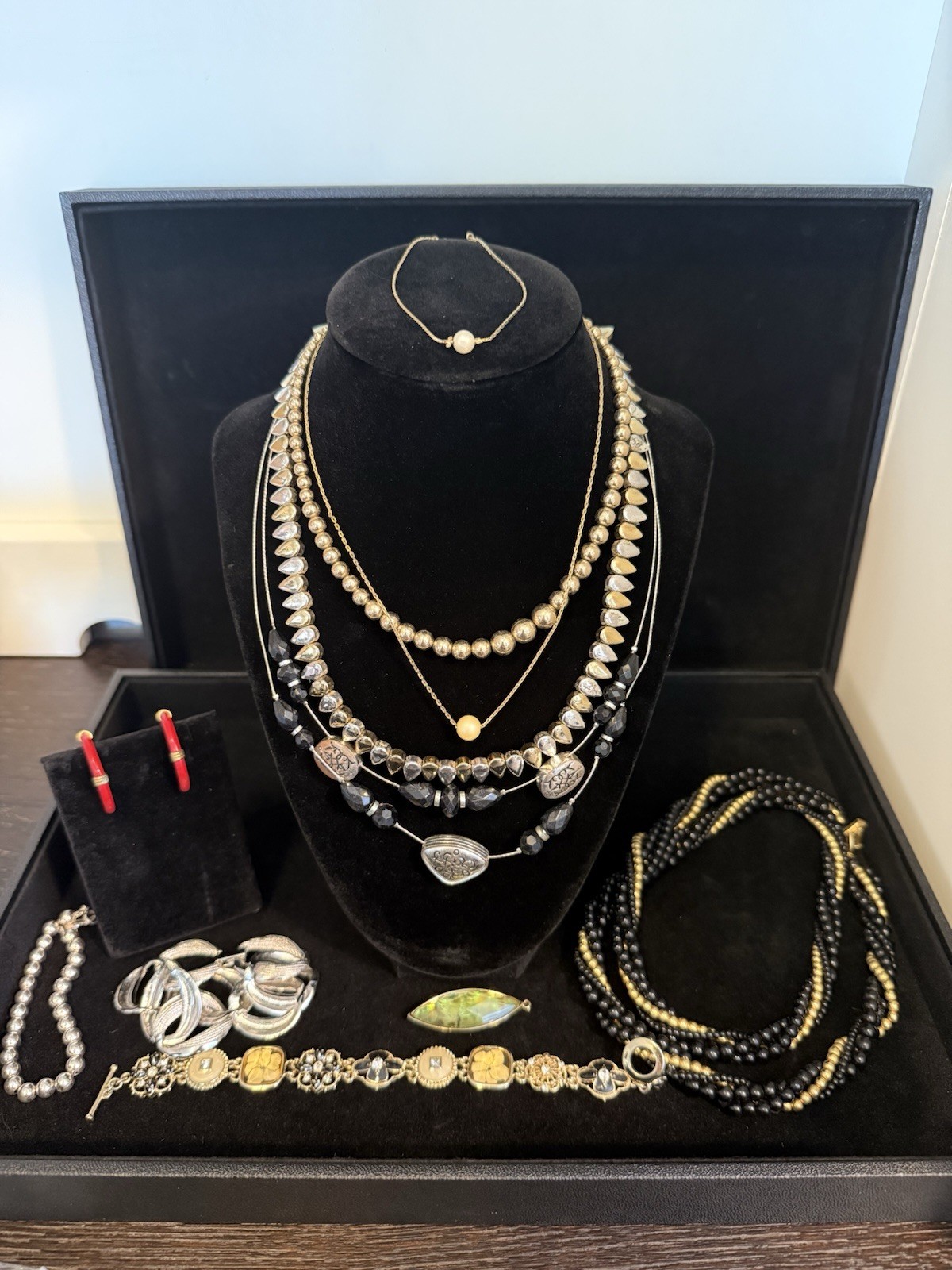 VINTAGE “NAPIER” LOT - 5 Necklace 4 Bracelets 1 Earring 1 Pendant 11 Items Total VINTAGE “NAPIER” LOT - 5 Necklace 4 Bracelets 1 Earring 1 Pendant 11 Items Total