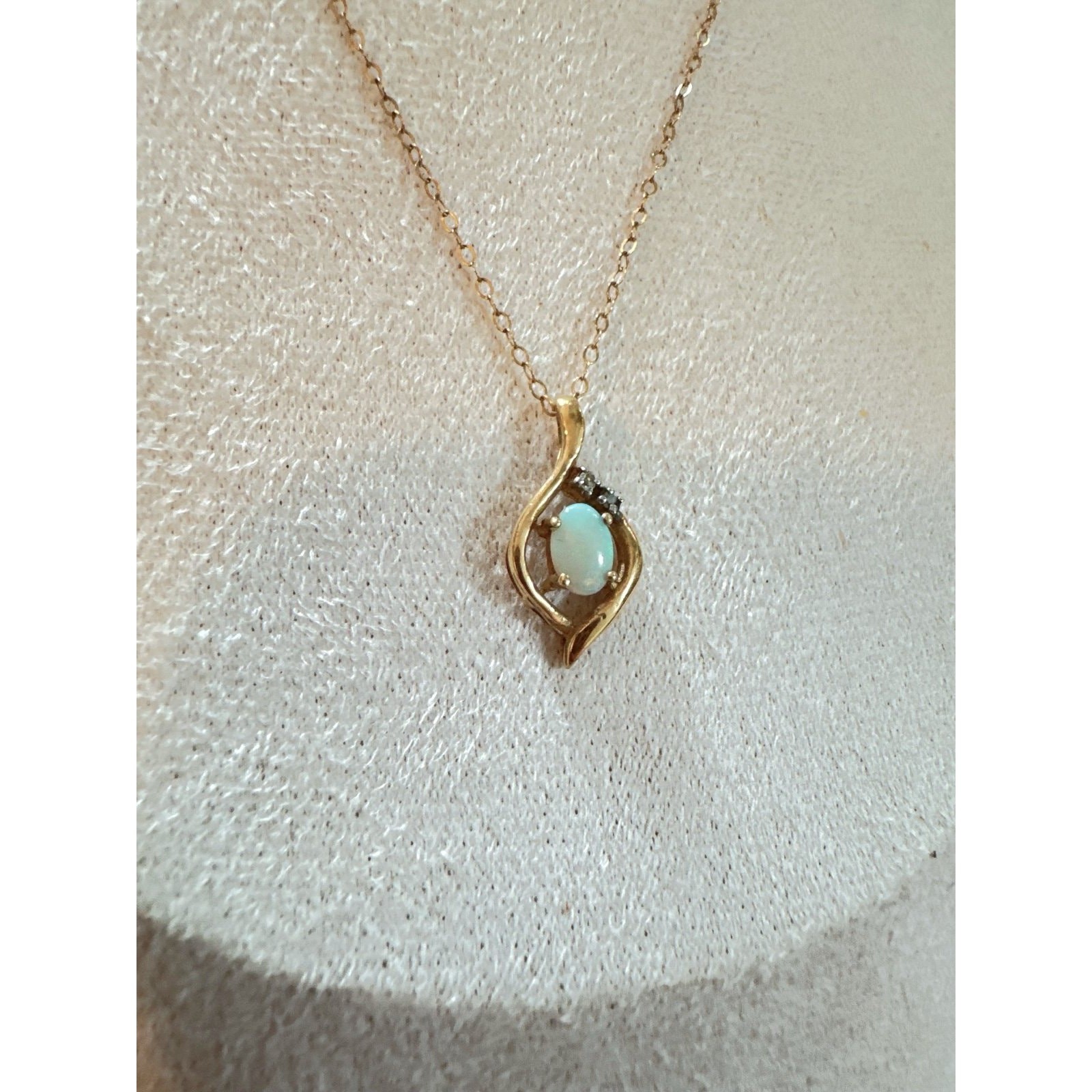 Vintage 10K Solid Gold Natural Opal Tiny Accent Diamond Pendant Necklace