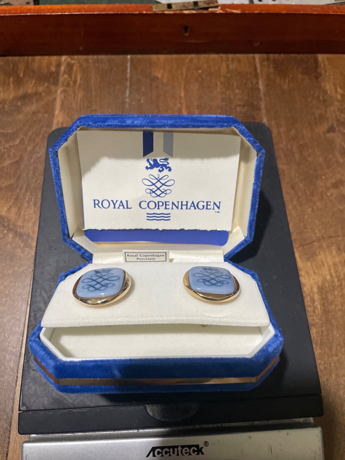 Vintage Royal Copenhagen Porcelain Blue White Crown Gold Tone Cufflinks Vintage Royal Copenhagen Porcelain Blue White Crown Gold Tone Cufflinks