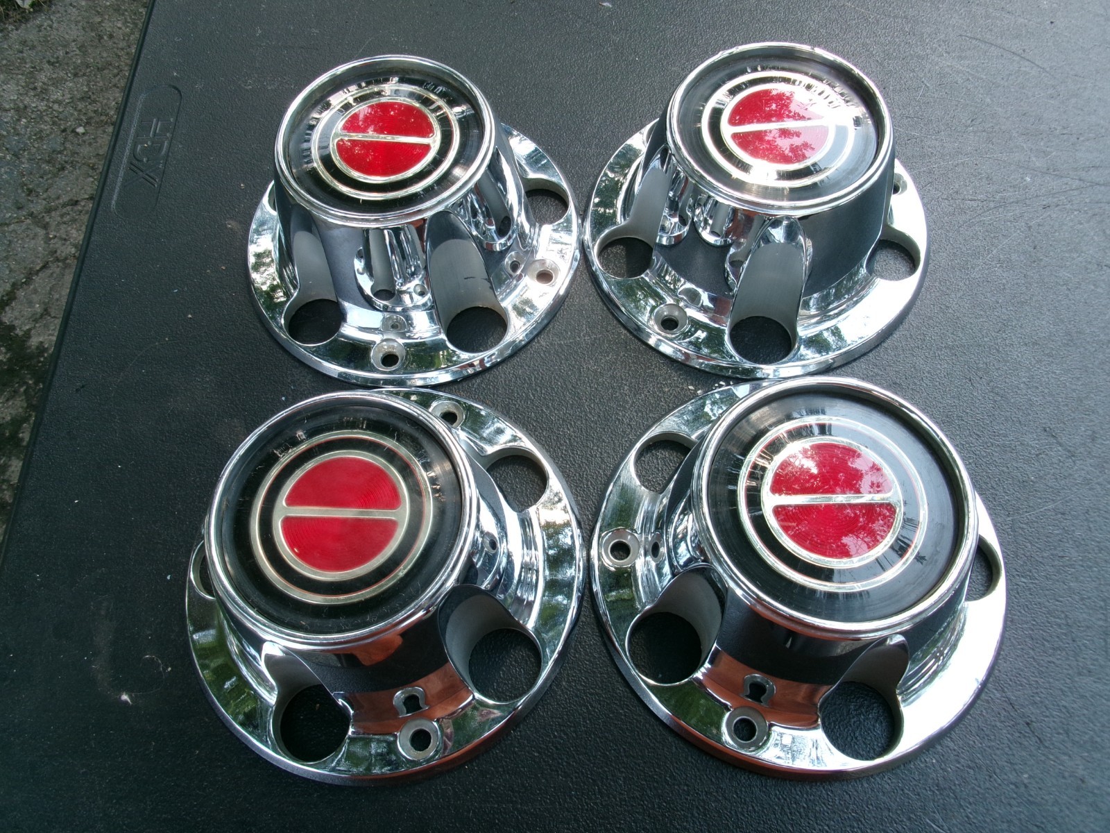 VINTAGE 1980-96 FORD BRONCO F-150 4X4 CENTER HUBCAPS WHEEL COVERS VINTAGE 1980-96 FORD BRONCO F-150 4X4 CENTER HUBCAPS WHEEL COVERS