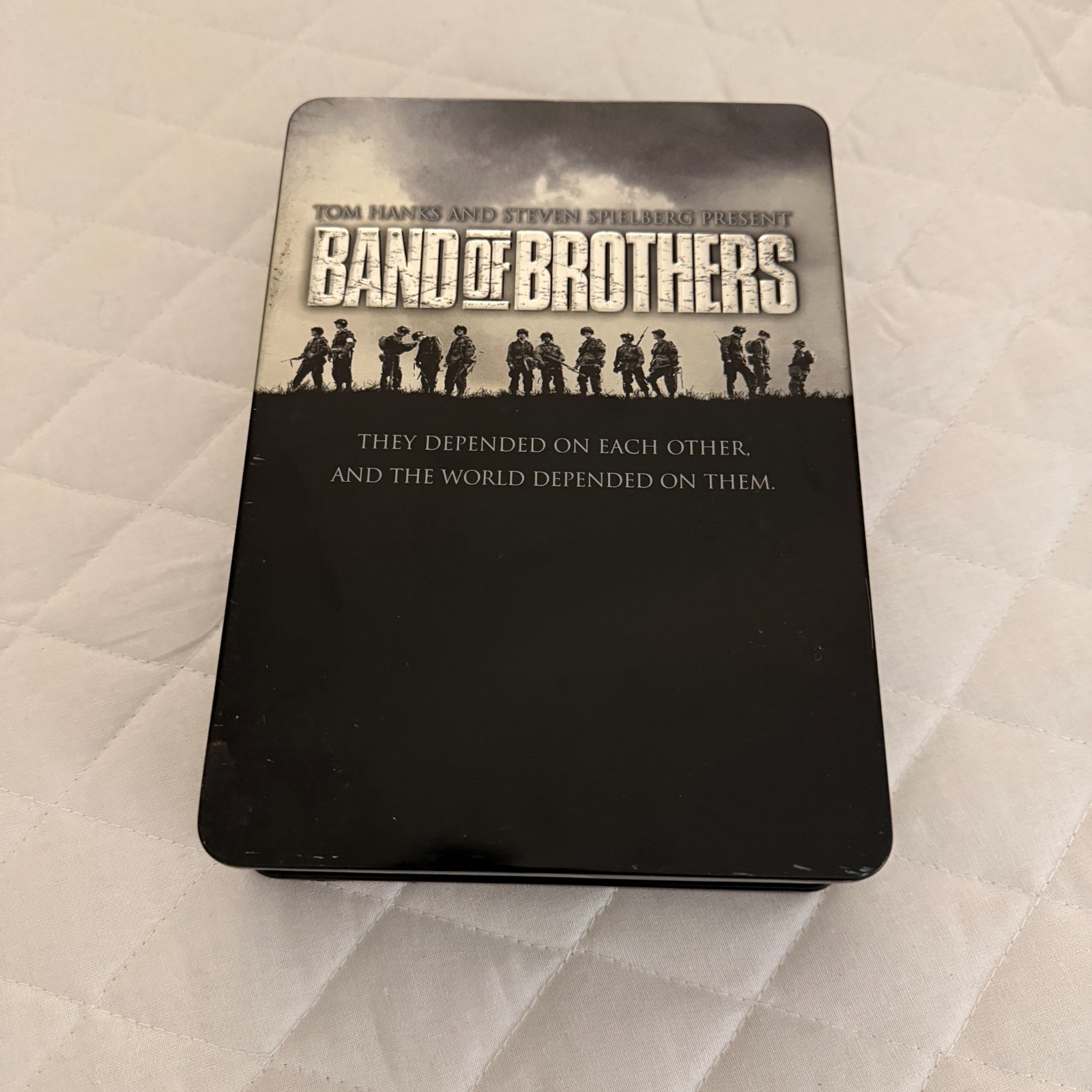 Band of Brothers – HBO DVD 6-Disc Tin Collector’s Edition Steven Spielberg Band of Brothers – HBO DVD 6-Disc Tin Collector’s Edition Steven Spielberg