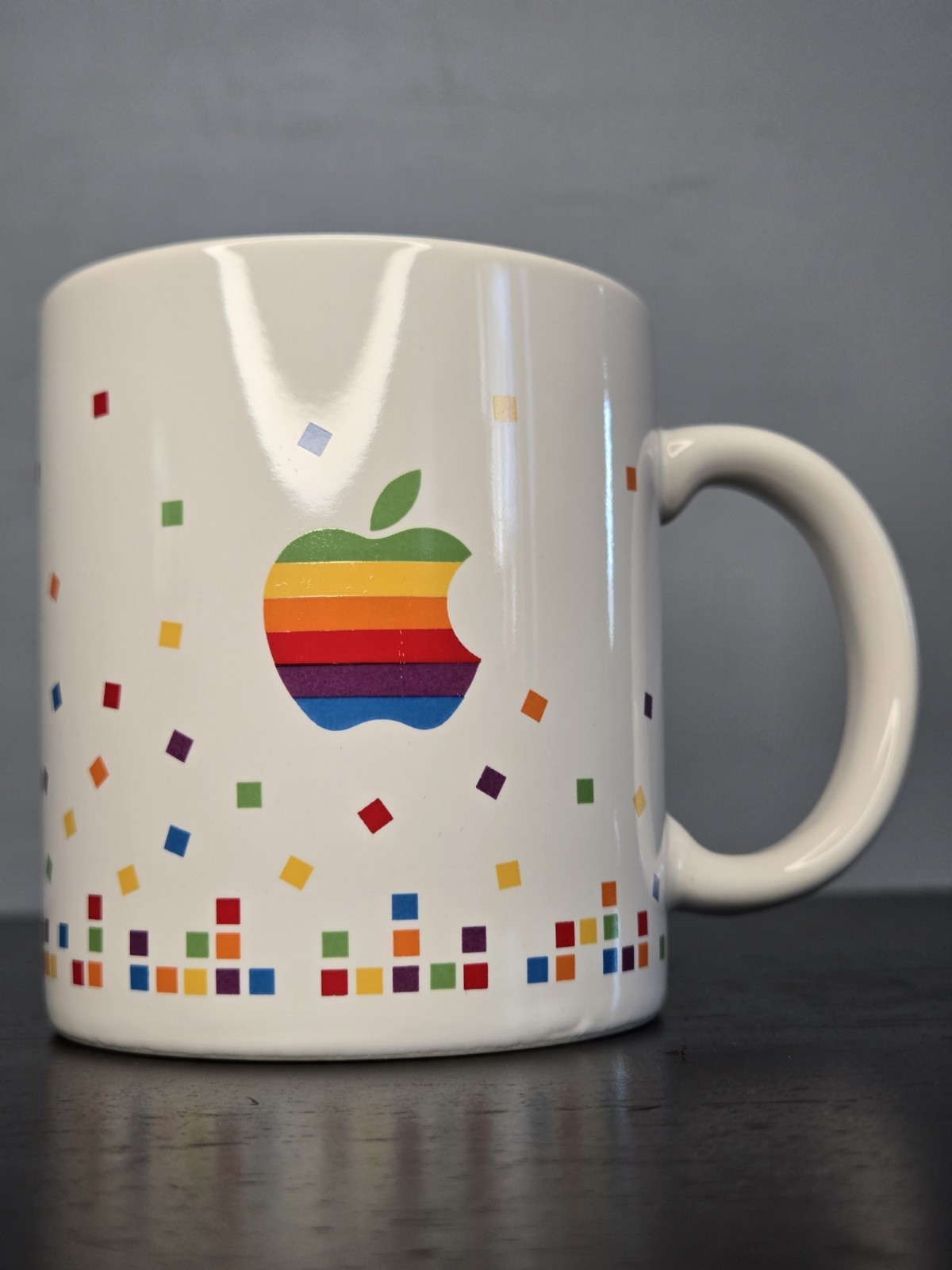 RARE Vintage 1980s Apple's classic rainbow-striped (Apple logo) RARE Vintage 1980s Apple's classic rainbow-striped (Apple logo)