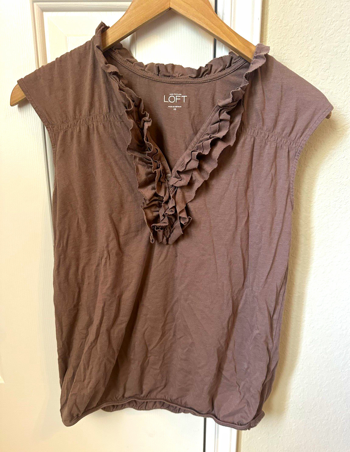 Ann Taylor LOFT Brown Solid Ruffle V-Neck Cap Sleeve Knit Blouse XS 60% Cotton