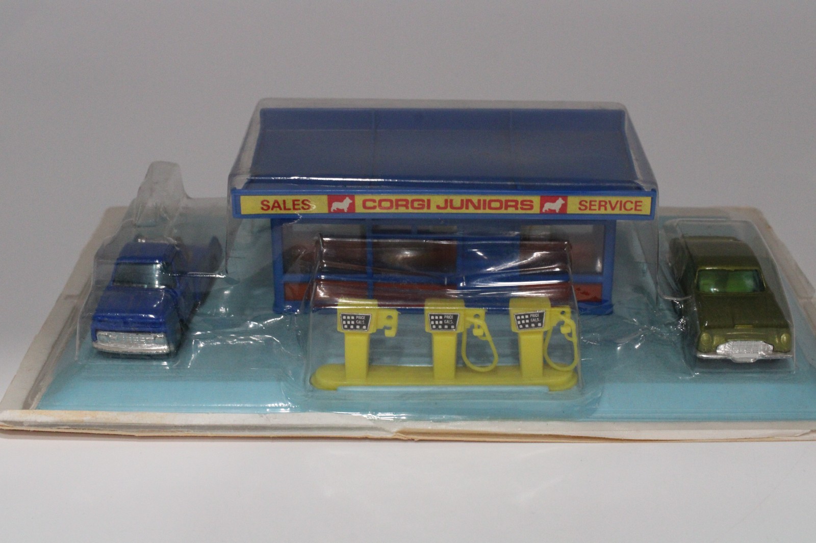 Vintage 1970s Corgi Juniors No. 3023 Service Station Gift Set Vintage 1970s Corgi Juniors No. 3023 Service Station Gift Set