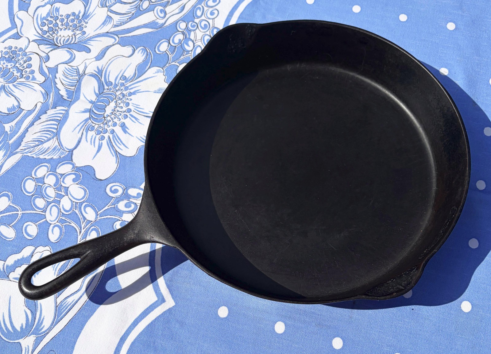 Rare Early Griswold VICTOR No 9 Cast Iron Skillet Heat Ring 1st Series Sits Flat Rare Early Griswold VICTOR No 9 Cast Iron Skillet Heat Ring 1st Series Sits Flat