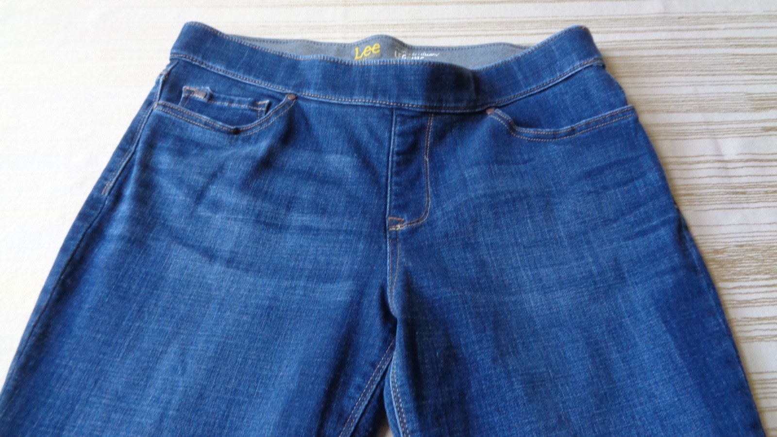 Lee Womens Pull On Legging Pants Jeans -Stretch Mid Rise - Size 14 Med - pocket Lee Womens Pull On Legging Pants Jeans -Stretch Mid Rise - Size 14 Med - pocket