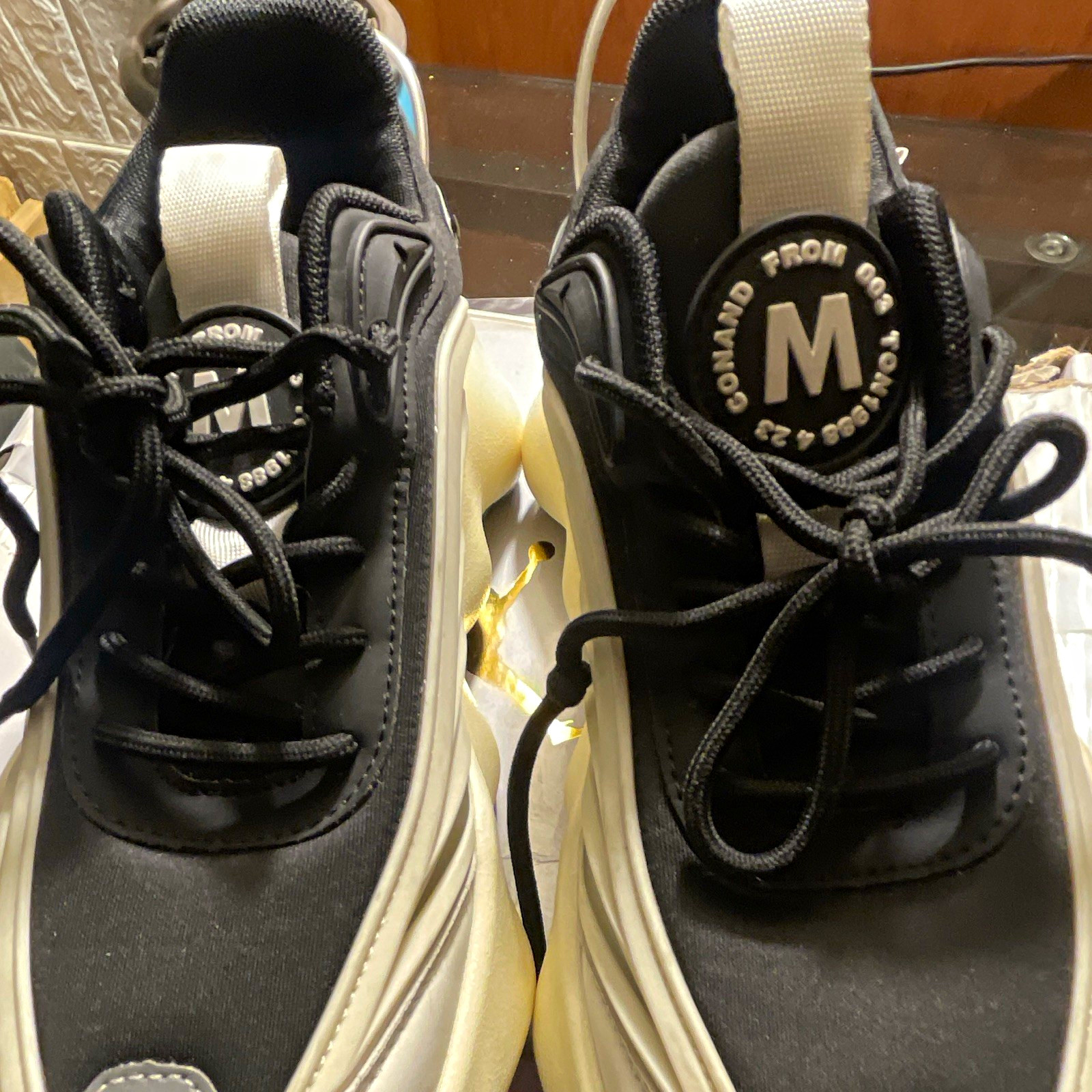 Men’s Black/White Solid Low-Top Lace-Up Athletic Sneakers Pre-Owned