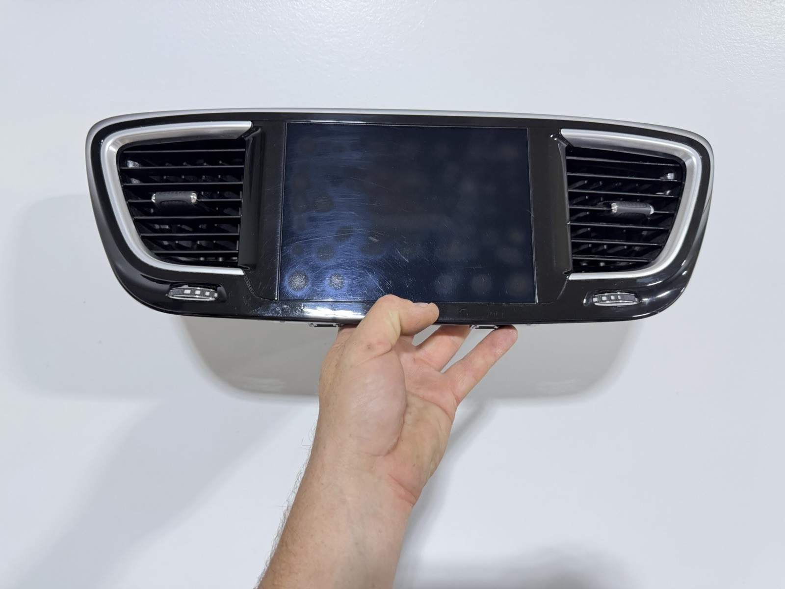 17 18 19 20 Chrysler Pacifica Radio Display Touch Screen P68316174AB Oem Used 17 18 19 20 Chrysler Pacifica Radio Display Touch Screen P68316174AB Oem Used