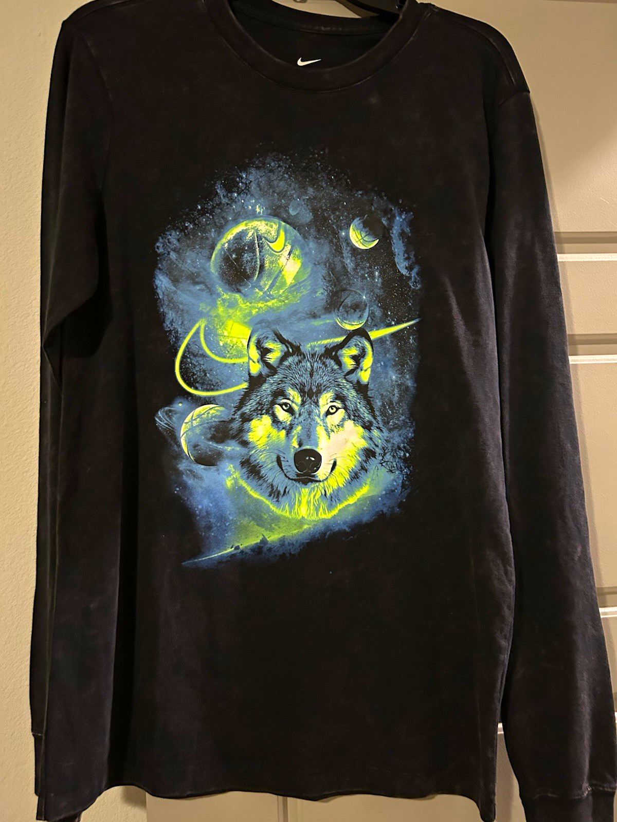 Nike The Nike Tee Men’s S Black Long Sleeve Crew Neck Wolf Basketball Graphic