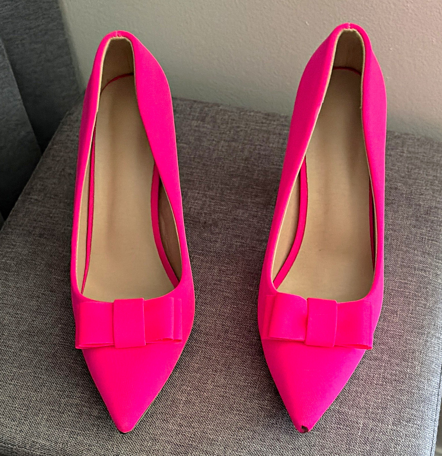 Women’s Pink Pointed Toe Bow Pumps  Synthetic US 10 EU 42 black mark left shoe