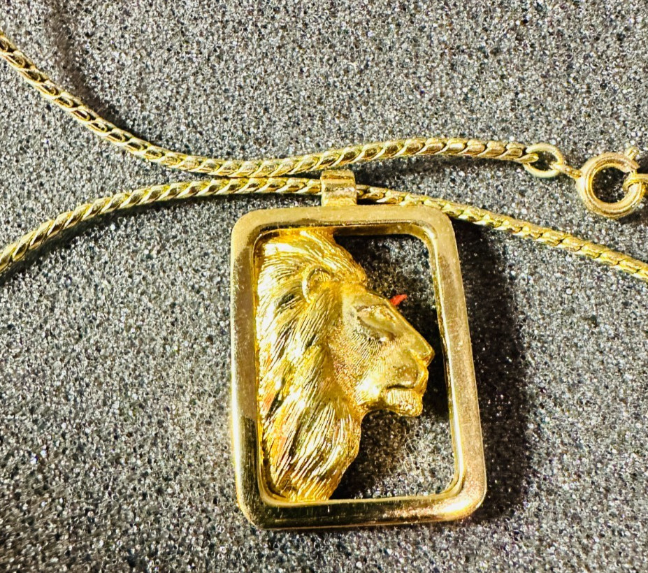 Vintage Avon Leo Lion Head Star Signs Gold Tone Zodiac Pendant Necklace 18\