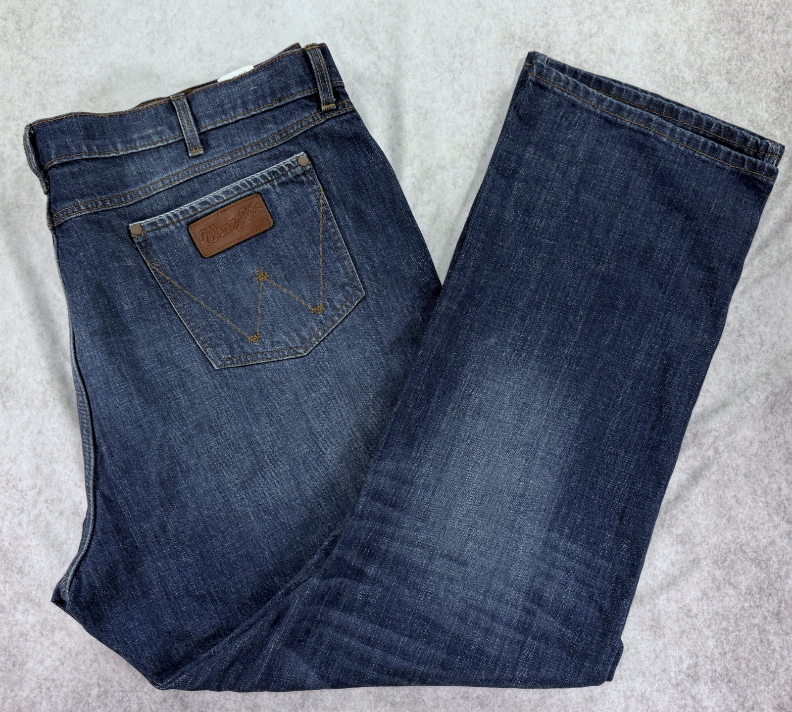 NWOT Wrangler Retro Relaxed Boot Med/Dark Wash Size 44 x 33 (32 Tag) 10WRT20JH NWOT Wrangler Retro Relaxed Boot Med/Dark Wash Size 44 x 33 (32 Tag) 10WRT20JH