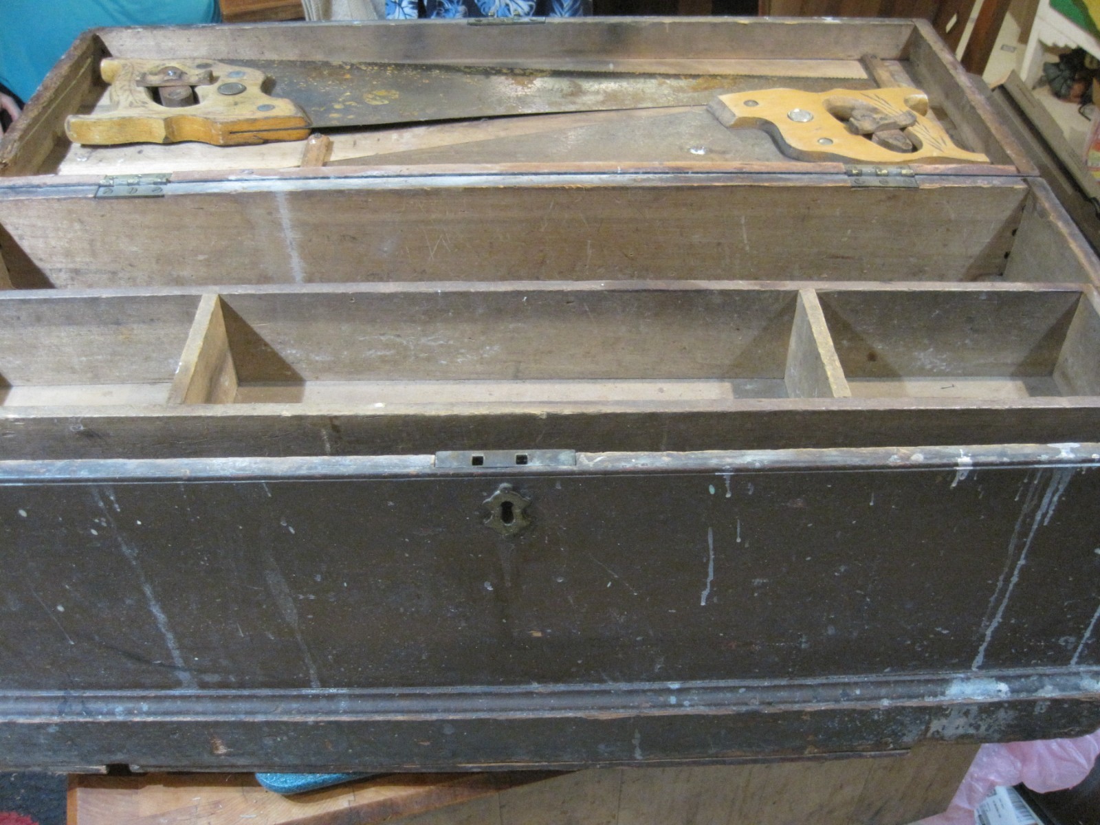 Antique Carpenters Tool Box w 2 Antique Hand Saws Antique Carpenters Tool Box w 2 Antique Hand Saws
