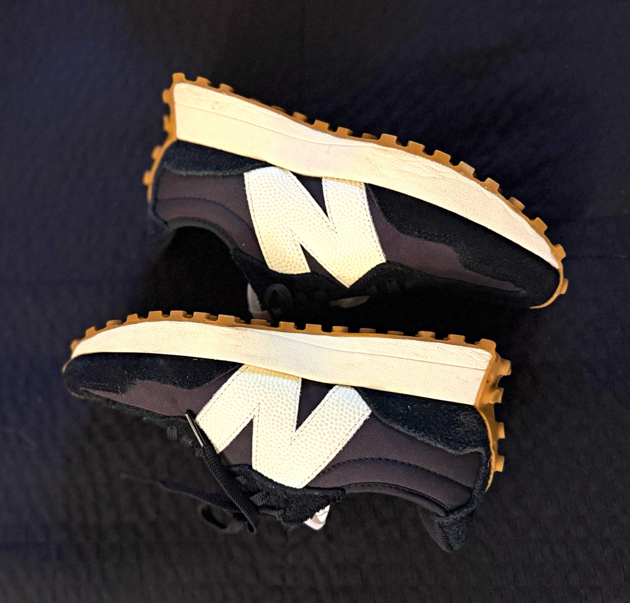 New Balance 327 Black/White Colorblock Low Top Lace-Up Sneakers Rubber Sole New Balance 327 Black/White Colorblock Low Top Lace-Up Sneakers Rubber Sole