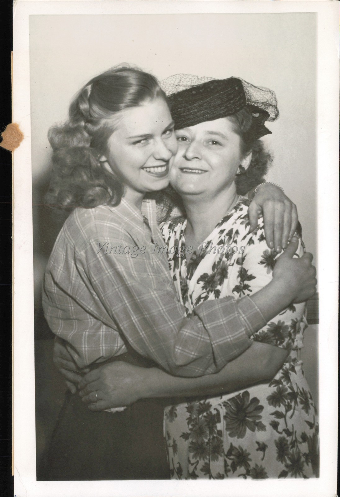 1945 Waukegan Illinois Betty Lou Camm Mother Embrace Photo 5X7