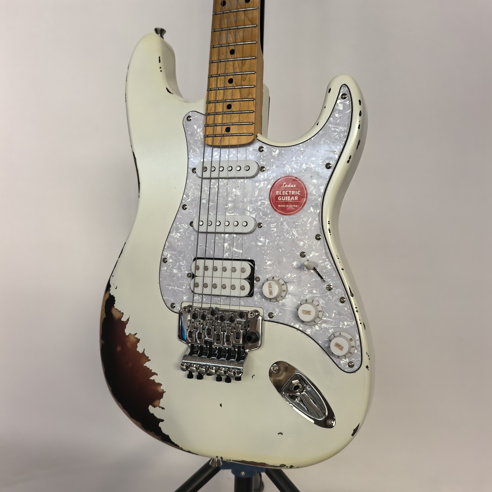 Electric Guitar White Vintag Basswood Body SSH Pickup tremolo Bridge aged