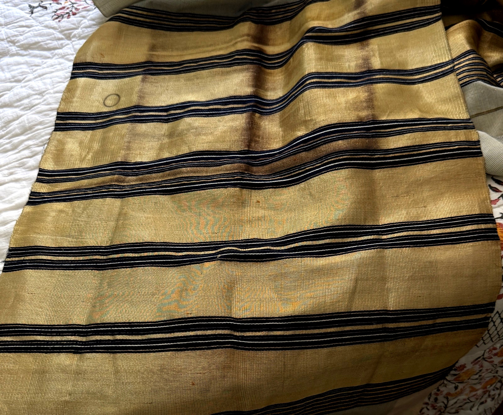 Traditional Vintage Antique Handwoven Indian Textile with Heavy Gold Ends B379 Traditional Vintage Antique Handwoven Indian Textile with Heavy Gold Ends B379