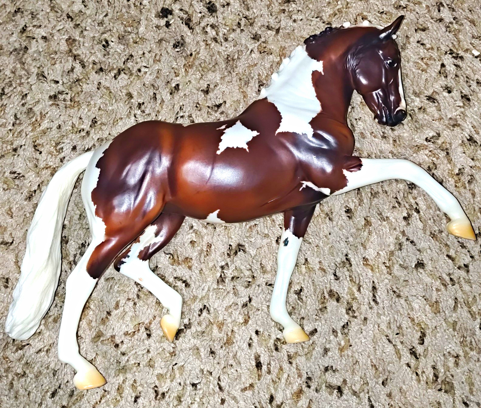 Breyer Plastic Model Horse Figurine Figure Brown & White Pinto MISSING STAND Breyer Plastic Model Horse Figurine Figure Brown & White Pinto MISSING STAND