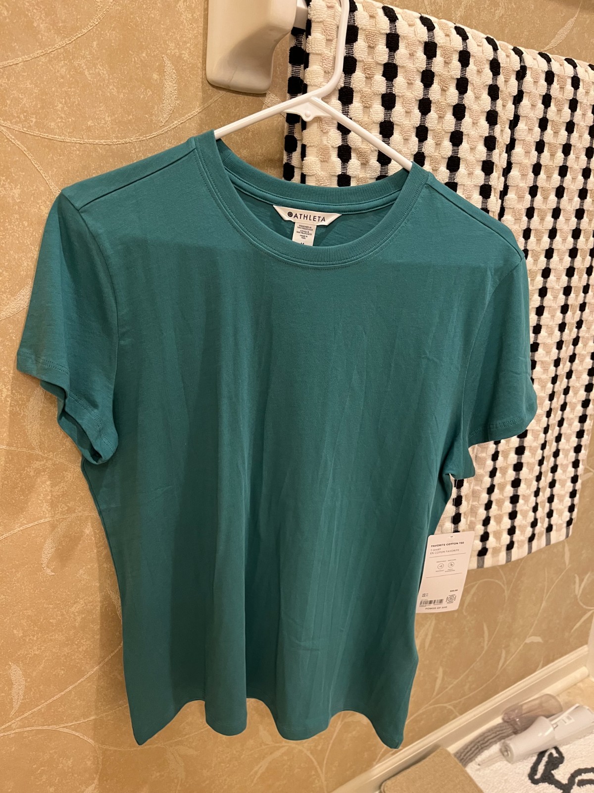 Women\'s *NWT Athleta favorite cotton tshirt size Medium green crew neck