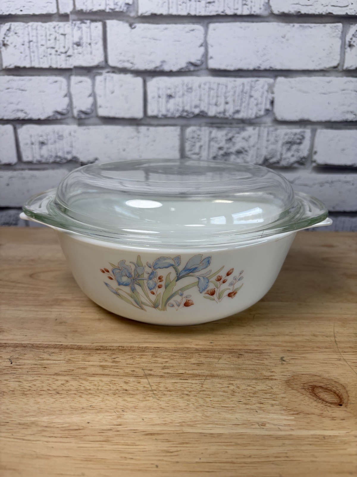 Pyrex England Blue Iris White Milkglass Casserole Dish With Lid JAJ Mint 9” Vtg