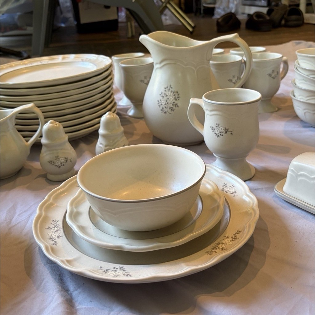Pfaltzgraff Heirloom Beige Ceramic Dinner Set Plates Bowls Cups Creamer Sugar Pfaltzgraff Heirloom Beige Ceramic Dinner Set Plates Bowls Cups Creamer Sugar