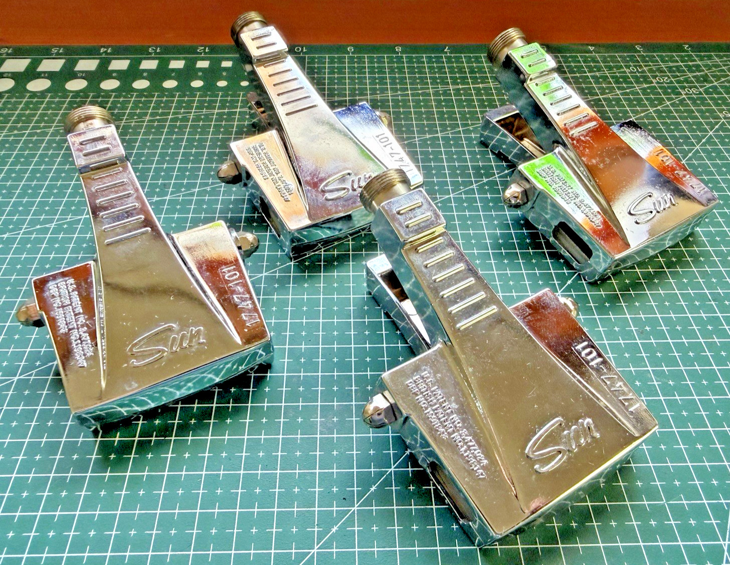 Vintage Sun Electric 1747-101 Pattern Pickup Clamp NOS Vintage Sun Electric 1747-101 Pattern Pickup Clamp NOS
