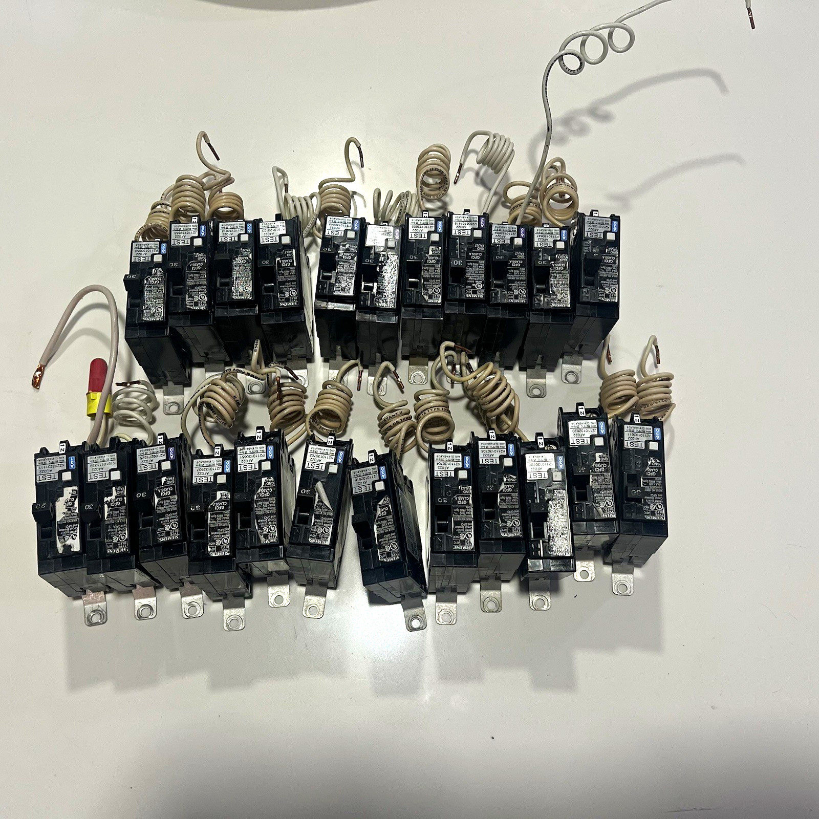 LOT OF 23 SIEMENS BF130A 30A 1-Pole GFCI Breakers NEW TAKEOFF Never Energized LOT OF 23 SIEMENS BF130A 30A 1-Pole GFCI Breakers NEW TAKEOFF Never Energized
