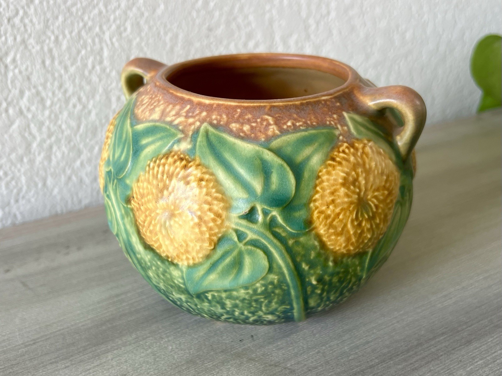 Roseville Pottery Sunflower Jardinière Vase 213-4\ Roseville Pottery Sunflower Jardinière Vase 213-4\