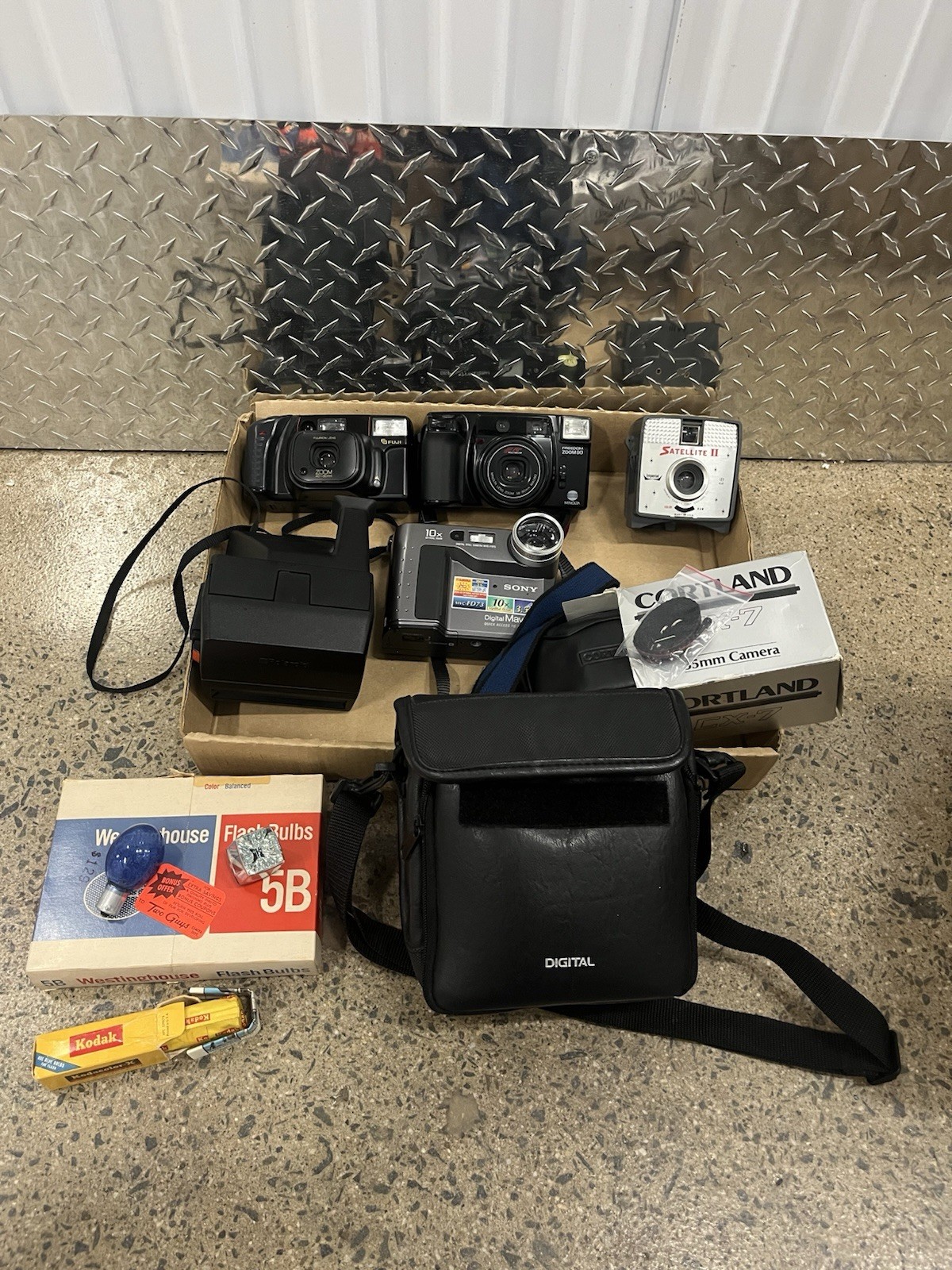 LOT 6 Vintage Cameras Sony Mavica Polaroid Fuji Minolta Imperial Cortland