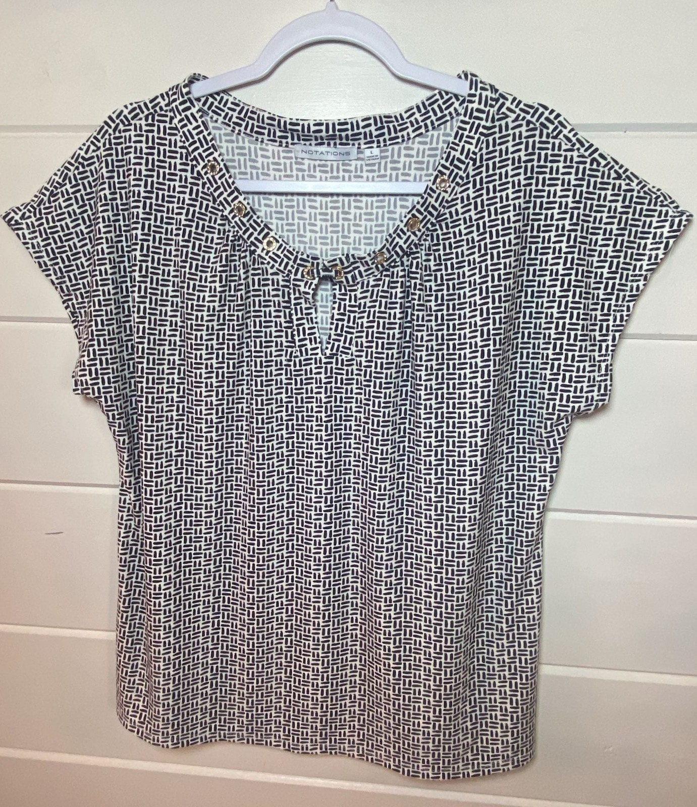 Notations Size L Black White Geo Keyhole Top