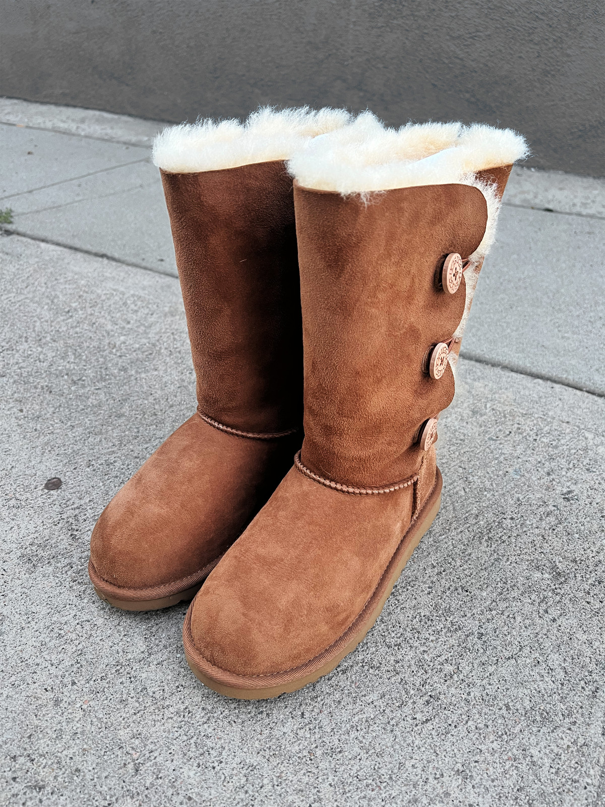UGG K Bailey Button Triplet Chestnut Boots Women’s Size 4 Classic Sheepskin 1962 UGG K Bailey Button Triplet Chestnut Boots Women’s Size 4 Classic Sheepskin 1962
