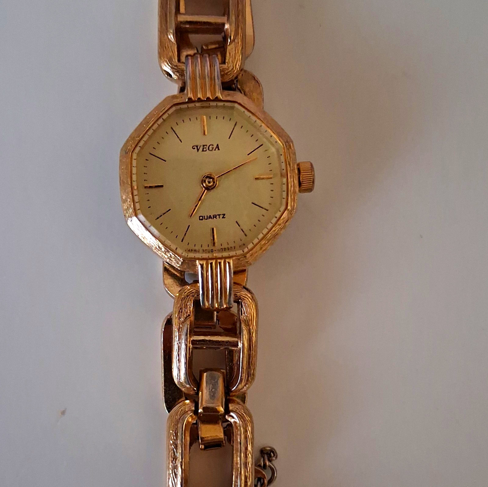 Antique Vega Quartz Women\'s Gold-Tone Octagon Analog Bracelet Watch 12-Hour Dial