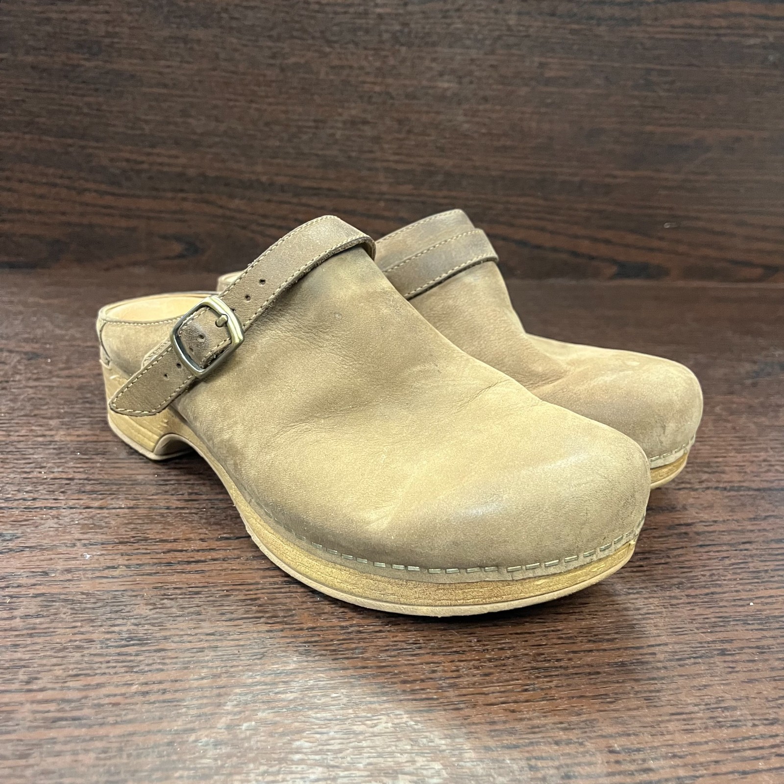 Dansko Women\'s Berry Mules Size 6.5/7 Brown Slip-On Nubuck Leather Buckle Clogs Dansko Women\'s Berry Mules Size 6.5/7 Brown Slip-On Nubuck Leather Buckle Clogs