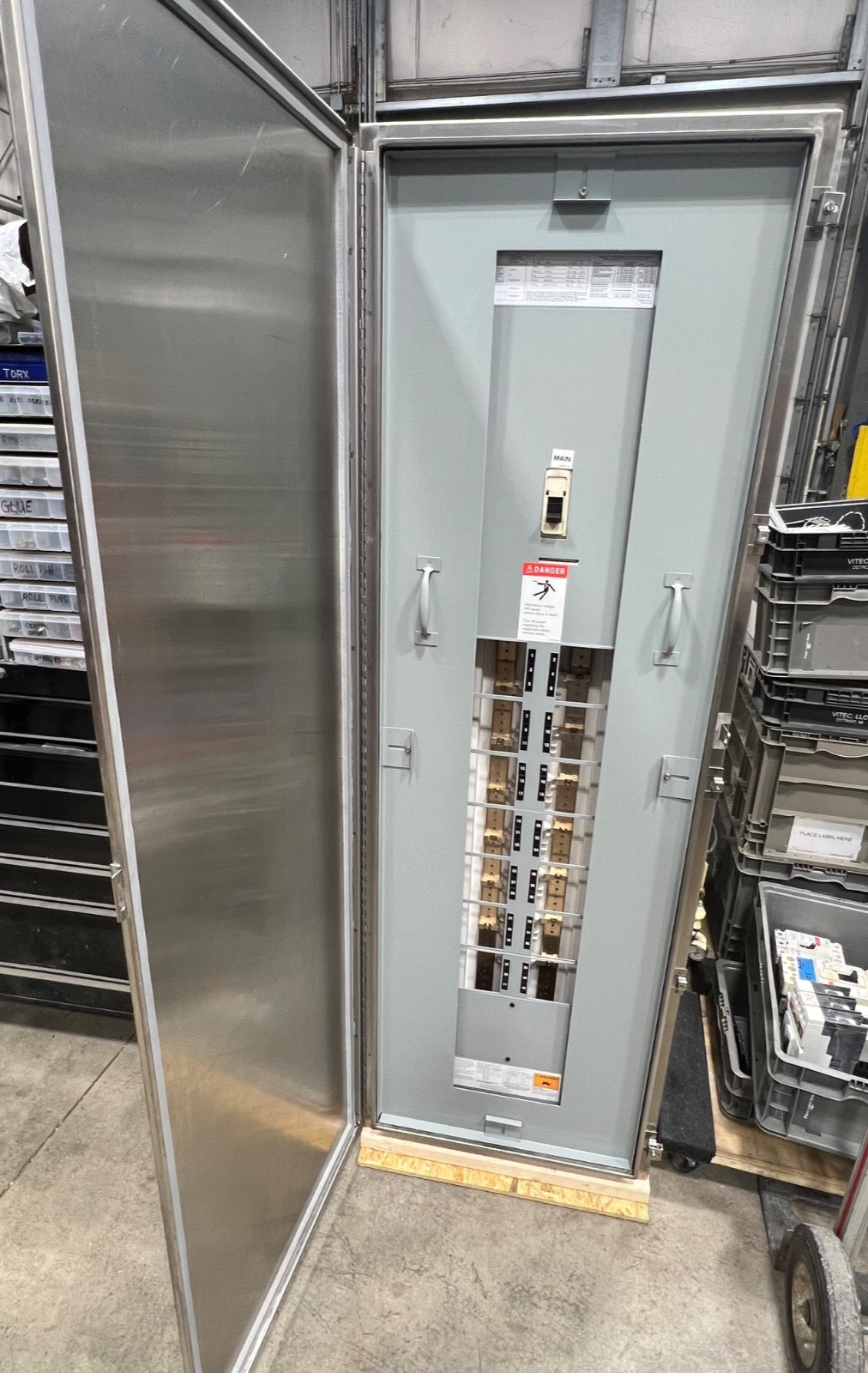 NEMA 4x CUTLER 225 250 AMP MAIN BREAKER PANELBOARD 480V 277 3p4w STAINLESS 42 SP NEMA 4x CUTLER 225 250 AMP MAIN BREAKER PANELBOARD 480V 277 3p4w STAINLESS 42 SP