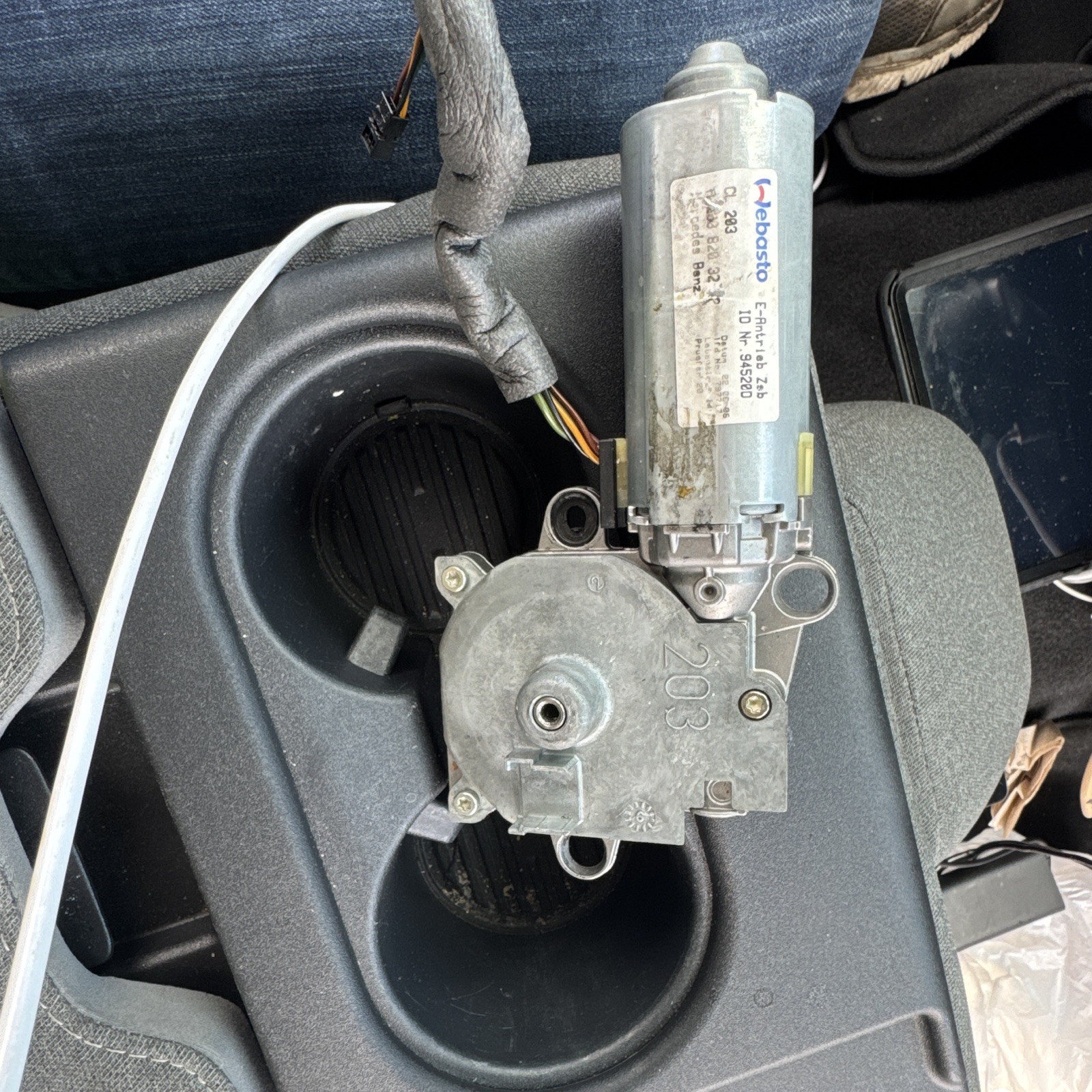 03-09 Mercedes-Benz C-Class W203 W211 Sedan Panaromic Sun Roof Motor A2038203242