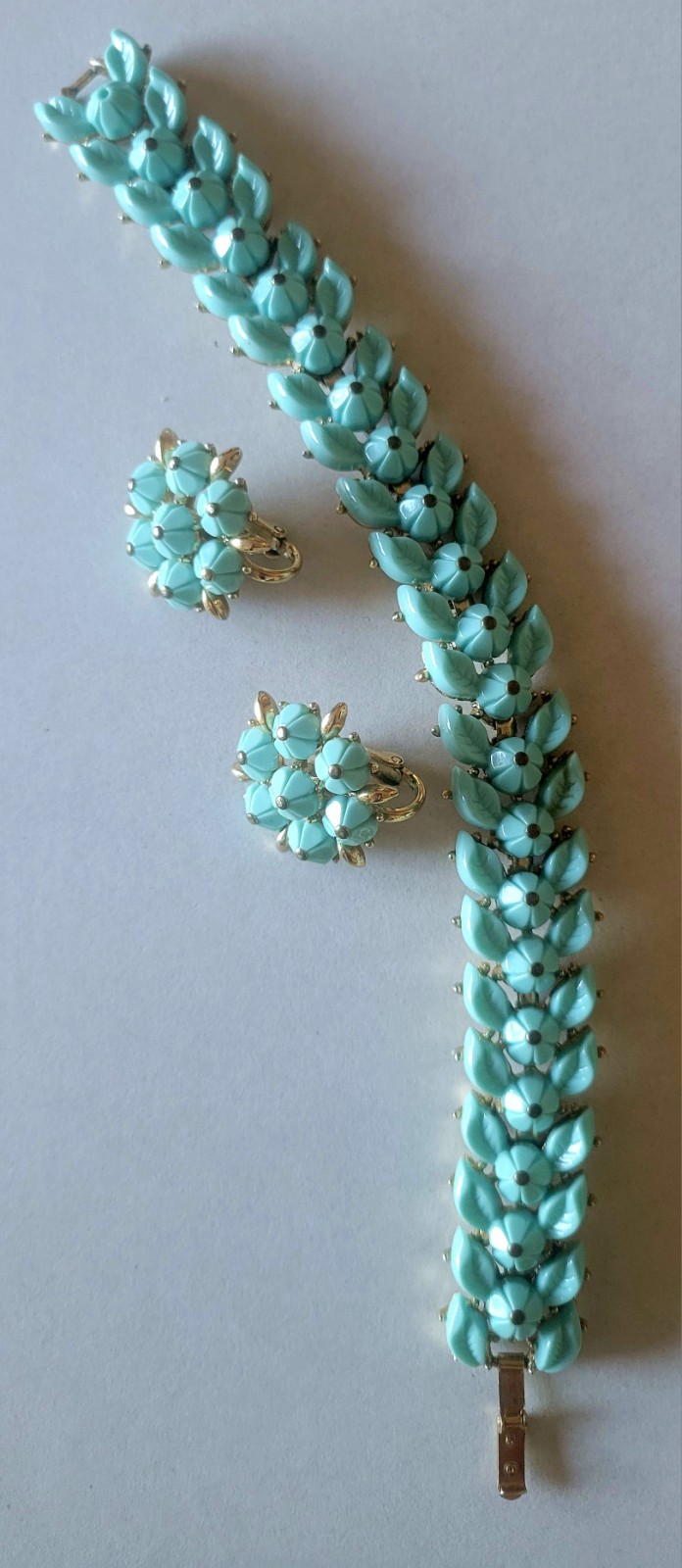 Trifari Vintage Signed Blue Floral Bracelet & Clip-On Earrings Jewelry Set Trifari Vintage Signed Blue Floral Bracelet & Clip-On Earrings Jewelry Set