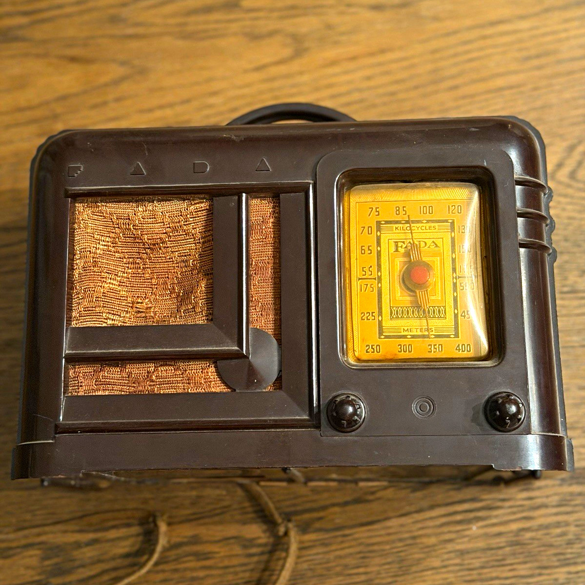 Vintage 1940s Fada Bakelite model 220 Tube Radio Vintage 1940s Fada Bakelite model 220 Tube Radio