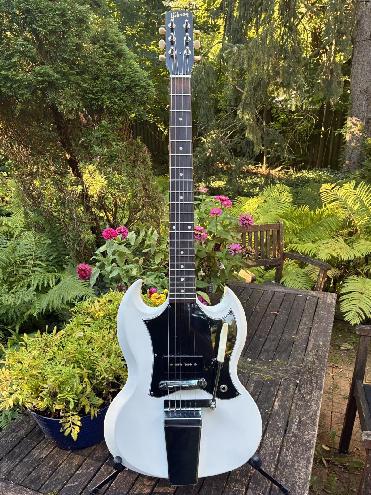 2011 Gibson Melody Maker SG Satin White, modified: P90 and tremolo, gig bag 2011 Gibson Melody Maker SG Satin White, modified: P90 and tremolo, gig bag