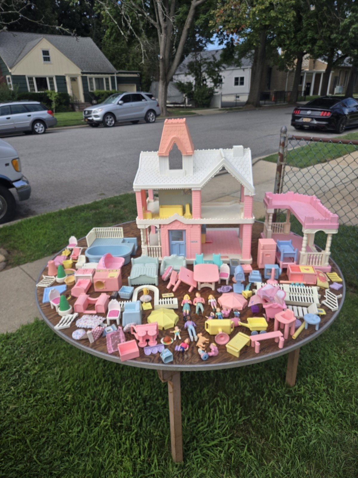 1991 Vintage Playskool Victorian Dollhouse Playset with Figures and furniture 1991 Vintage Playskool Victorian Dollhouse Playset with Figures and furniture