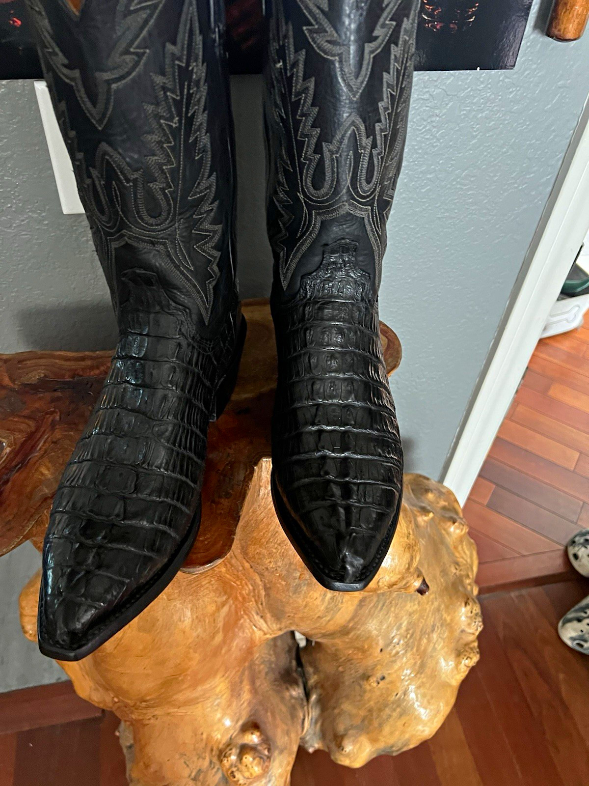 Lucchese 1883 M1127 USA Hornback Caiman Tail Boots Black 10EE Snip Toe