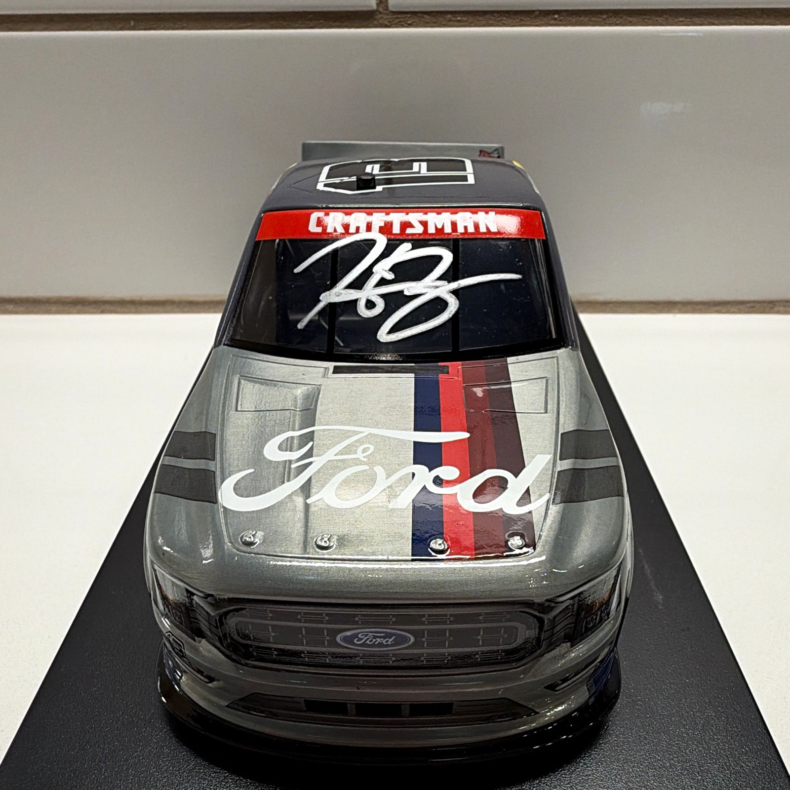 Lionel NASCAR RAW Hailie Deegan 2013 Ford Performance 2023 F-150 1:24 Autograph