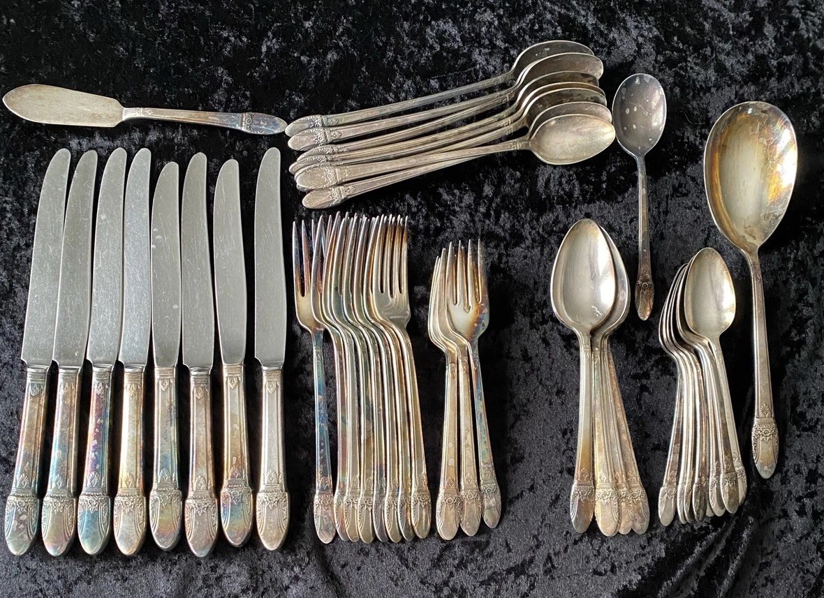 Antique 1847 Rogers & Bros ‘First Love’Pattern Flatware 34 Pcs Silverplated