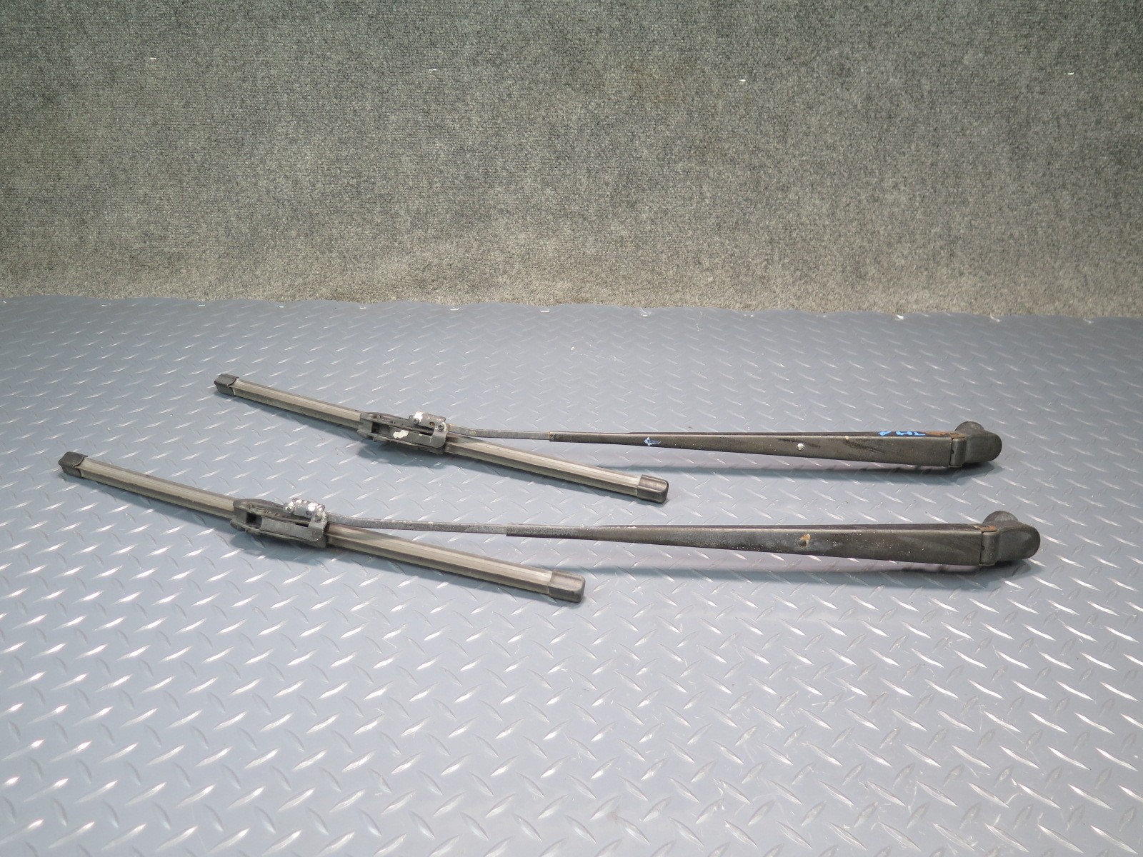 89-96 TOYOTA HIACE KZH106W FRONT LEFT & RIGHT SIDE WINDSHIELD WIPER ARM SET OEM